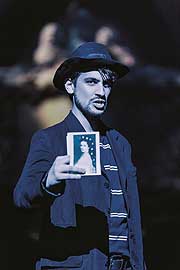 Kurosch Abbasi als „Attentäter Luigi Lucheni“ (Foto: VBW – Brinkhoff)